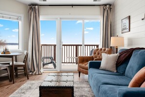 Smart TV, books - Stateroom 322|Beachfront Condo|Downtown + Tart Trail (Traverse City)