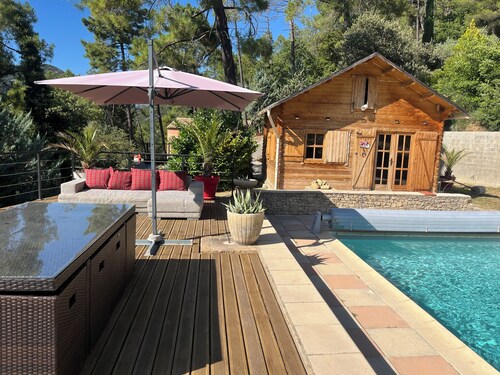 Cottage atypique avec piscine dans un  quartier résidentiel avec vue imprenable