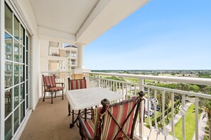 Outdoor dining - Elegant Condo with Panoramic Views, Near Attractions (Kissimmee)