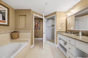 Shower, hair dryer, towels - Elegant Condo with Panoramic Views, Near Attractions (Kissimmee)
