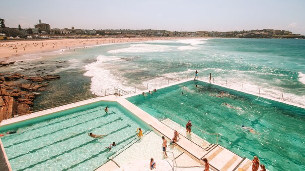 A coastal swimming pool with clear water, a beach, and a rocky shoreline. - Bondi Salt Soul - A Sepal Stay (Sydney)