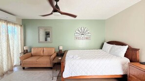 Iron/ironing board, WiFi, bed sheets - Bright Studio at Bay Tree, Little River (Little River)