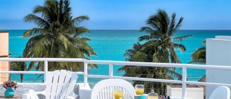 Superior-talo, parveke, rantanäköala | Ulkoruokailutilat