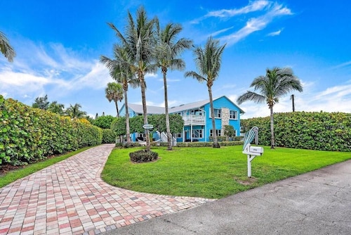 Hutchinson Island Beach Retreat | Pets Welcome