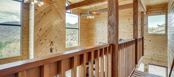 Gorgeous 4-bedroom cabin in enjoyable Summerhaven getaway +game room