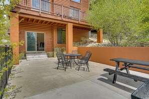 Outdoor dining - Gorgeous 4-bedroom cabin in enjoyable Summerhaven getaway +game room (Summerhaven)