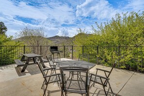 Outdoor dining - Gorgeous 4-bedroom cabin in enjoyable Summerhaven getaway +game room (Summerhaven)