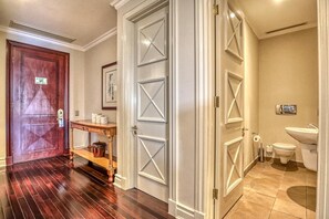 Căn hộ Deluxe, 1 phòng ngủ, quang cảnh thành phố | Phòng tắm | Đồ dùng nhà tắm miễn phí, dép đi trong nhà, khăn tắm, xà phòng 