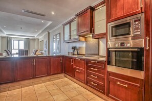 Deluxe Apartment, 1 Bedroom, City View | Private kitchen - Deluxe One-Bedroom Apartment (Sandton)