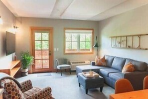 Living area - Suite 4 @ The Suites on Main (Leavenworth)