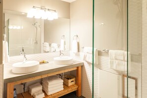 Hair dryer, towels - Suite 7 @ The Suites on Main (Leavenworth)