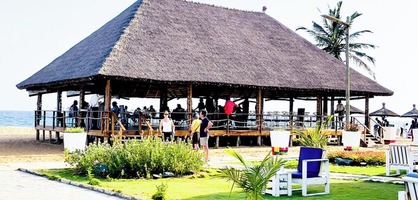 Beach bar - GINFORM at Hotel Petit Brussel (Lomé)