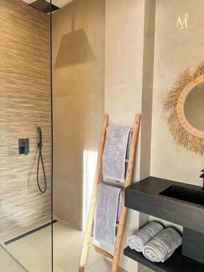 Shower, towels, soap, toilet paper - Sumptuous villa Mysk estate amizmiz road Marrakech (Marrakech)
