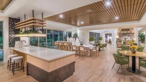 Een ruime keuken met een centraal eiland, houten plafond en moderne inrichting.