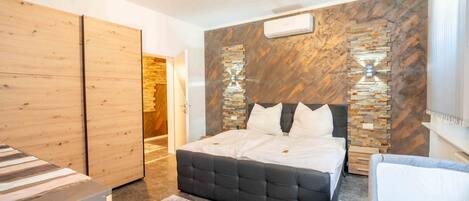 In-room safe, WiFi, bed sheets