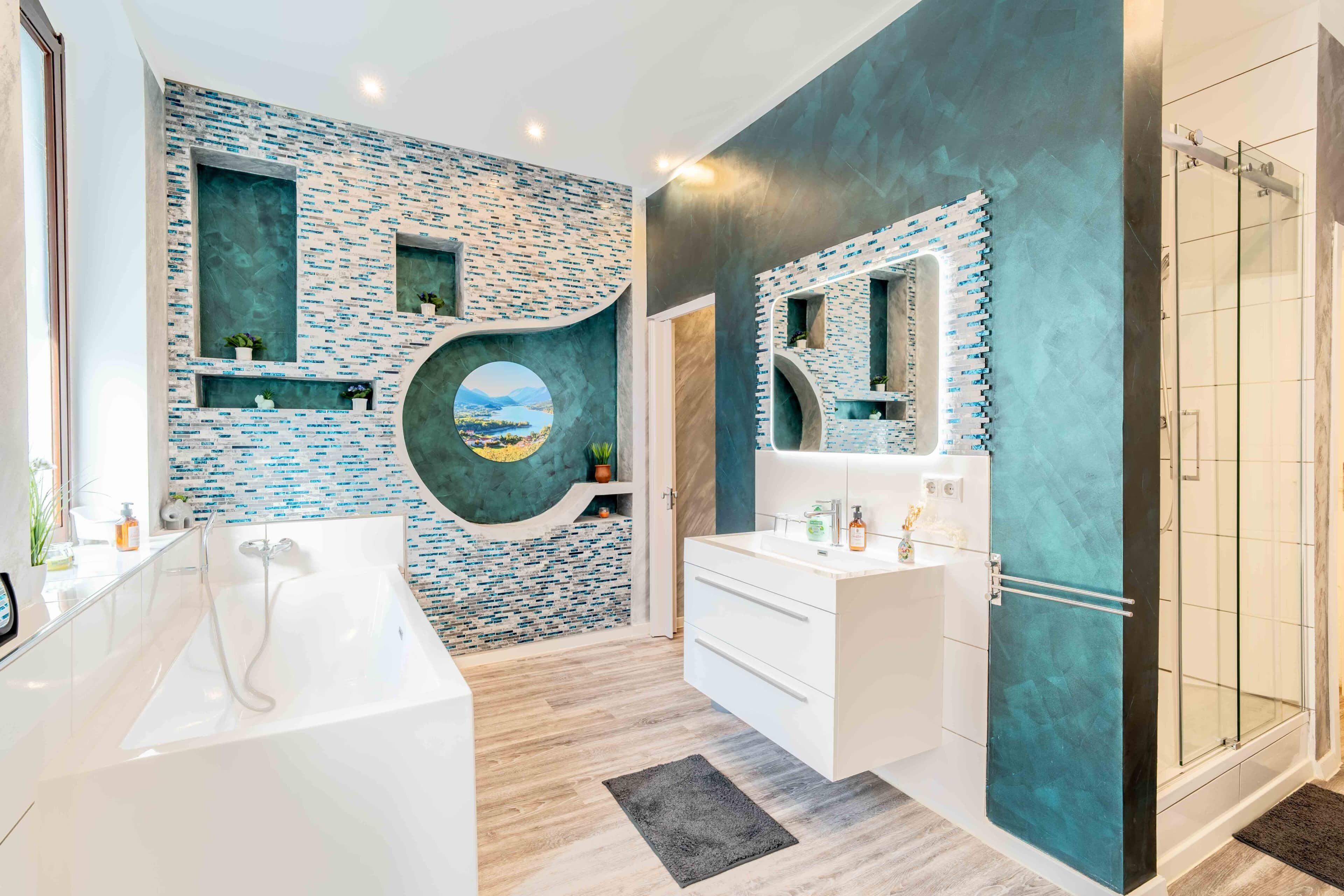 Un baño moderno con bañera, tocador y ducha.