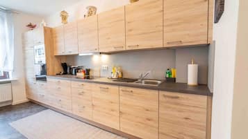 Fridge, oven, stovetop, dishwasher