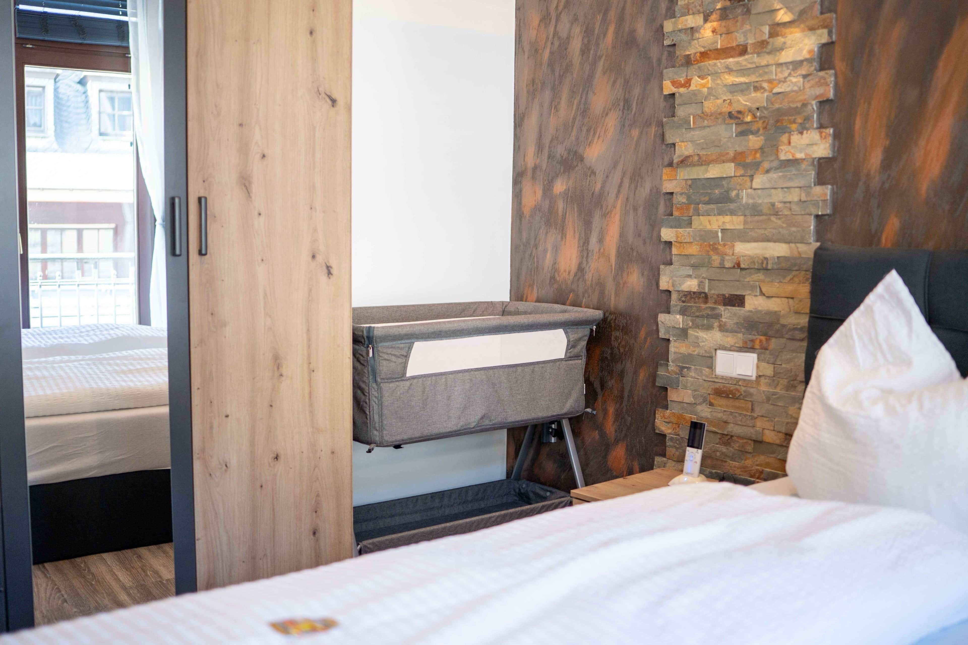 Hotelkamer met een bed, een klein nachtkastje, een wandkast en uitzicht.