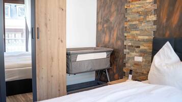 Hotelkamer met een bed, een klein nachtkastje, een wandkast en uitzicht.