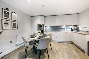 Dining - Luxurious 2 bed Flat in Greenhithe (Greenhithe)