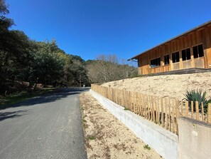 Property grounds - Wooden house at the foot of Lac d'Hourtin, at the gateway to the nature reserve (Hourtin)
