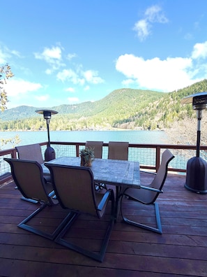 Outdoor dining - Amazing Lakefront home on Lake Sutherland, WA (Port Angeles)
