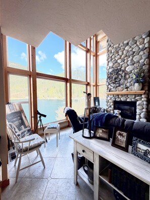 Smart TV, fireplace, printers - Amazing Lakefront home on Lake Sutherland, WA (Port Angeles)