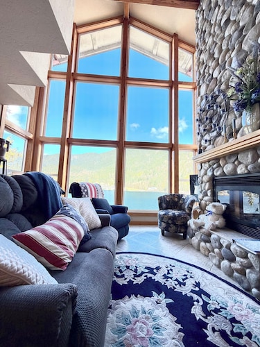 Amazing Lakefront home on Lake Sutherland, WA
