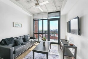 TV, offices - Walkable Downtown Stay - Balcony, Pool & Gym (Charleston)