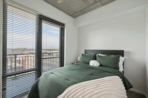Desk, iron/ironing board, WiFi, bed sheets - Modern Stay Walkable to King St - Private Balcony (Charleston)
