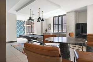 Games room - Modern Stay Walkable to King St - Private Balcony (Charleston)