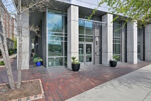 Exterior detail - Modern Stay Walkable to King St - Private Balcony (Charleston)