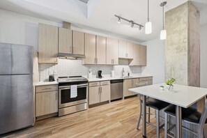 Fridge, microwave, oven, stovetop - Downtown Living Near King St - Pool & Gym Access (Charleston)