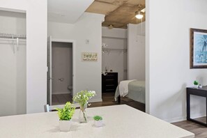 Bureau, fer et planche à repasser, Wi-Fi, draps fournis