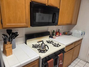Private kitchen - Lovely 1-bedroom townhome with AC in Studio City (Studio City)