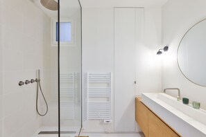 Shower, hair dryer, towels, shampoo - Stylish 2BR in Private Mansion at Rue de Passy (Paris)