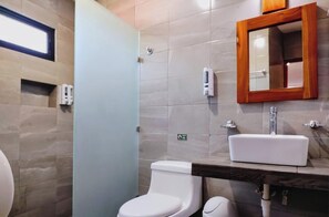 Appartement, 2 lits doubles, cuisinette | Salle de bain