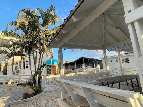 Beachside Townhouse: Pool and BBQ for Groups