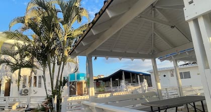 Beachside Townhouse: Pool and BBQ for Groups