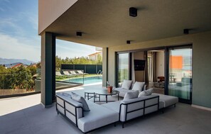 Smart TV - Gorgeous home in Arbanija (Arbanija)