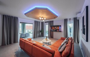 Smart TV - Gorgeous home in Arbanija (Arbanija)
