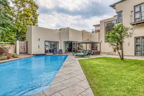 Outdoor pool, free pool cabanas, pool umbrellas - Executive 4-Bedroom Home (Sandton)