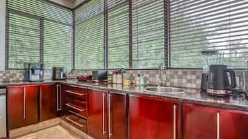 Luxury House, 4 Bedrooms, Garden View | Private kitchen