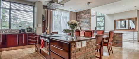 Luxury House, 4 Bedrooms, Garden View | Private kitchen