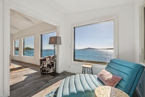 Tv, böcker och kontor