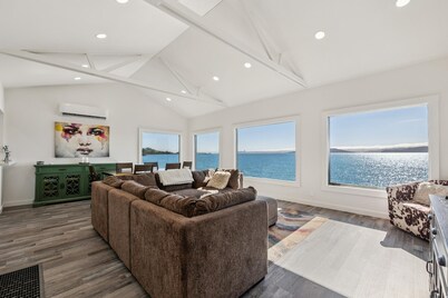 Bay Breeze Main | Bay Front, Private, Quiet