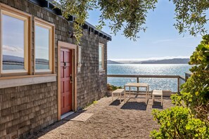 Outdoor dining - Bay Breeze Main | Bay Front, Private, Quiet (Richmond)