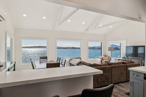TV, books, offices - Bay Breeze Main | Bay Front, Private, Quiet (Richmond)