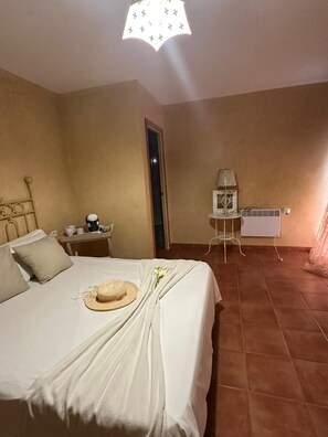 1 bedroom, iron/ironing board, WiFi, bed sheets - Calas Room at Casa de las Violetas (Écija)