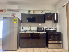 Wasserkocher mit Kaffee-/Teezubehör, Kühlschrank, Mikrowelle, Ofen